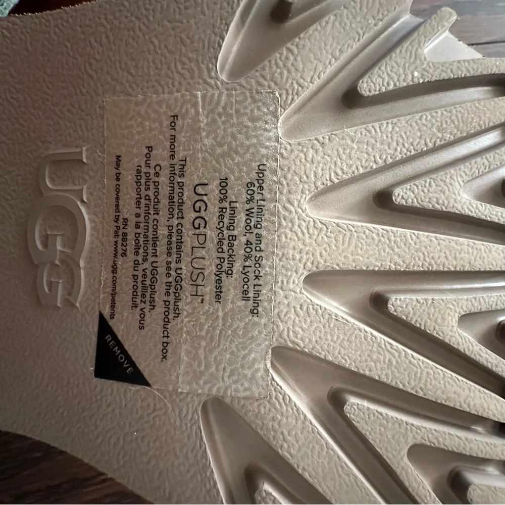 UGG New Heights Platform Clogs NWT Size 10
Indoor or Outdoor Wear - Picture 4 of 9